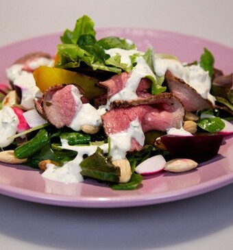 Salade met gebraden rosbief met mierikswortelcrème