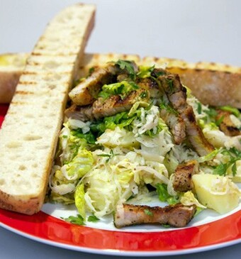 Zuurkoolsalade met gegrild spek en mosterd-crème fraîche