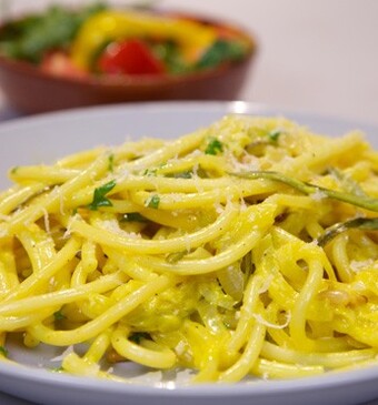 Bucatini con zucchine allo zafferano e gorgonzola (Bucatini met courgette, saffraan en gorgonzola)