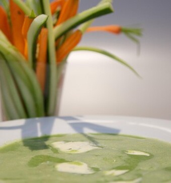 Groene soep van rucola en spinazie met crudités