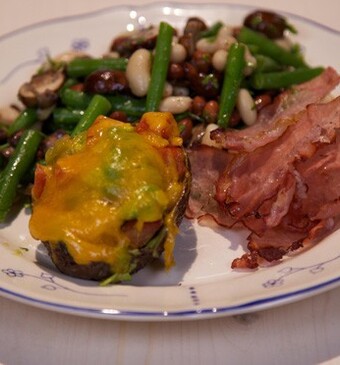 Avocado's uit de oven met bonensalade