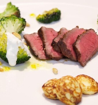 Aardappelpoffertjes met kruidenroomkaas en five-spice beef