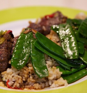 Oosterse gegrilde biefstuk met gebakken rijst