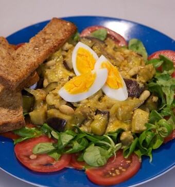 Auberginestoof met witte bonen en knoflookbrood