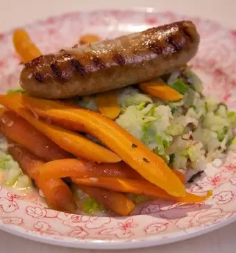 Gepofte waspeen met gegrilde braadworst