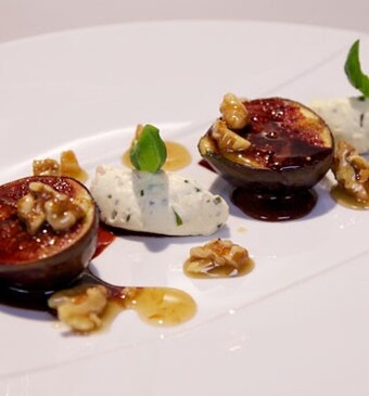 Gebakken vijgen met  kruidenroomkaas in portsiroop