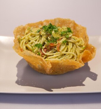 Spaghetti al pesto di avocado in scodella di Parmigiano (Spaghetti met avocadopesto in een kommetje van Parmezaanse kaas)