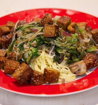 Andijvie uit de wok met ketjap-tofu