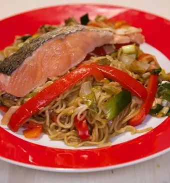 Oosterse zalm met noedels en gewokte groente