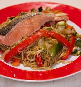 Oosterse zalm met noedels en gewokte groente