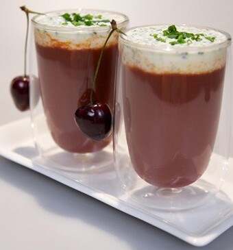 Cappuccino van bietjes met bieslook-crème fraîche