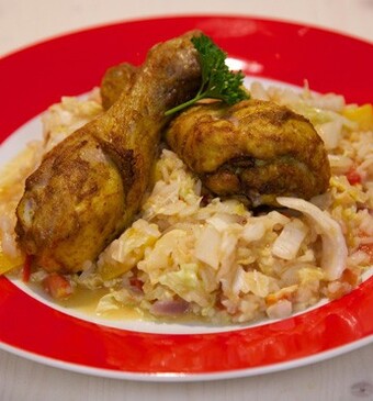 Chinese kool-pilav met kerrie-kipdrumsticks