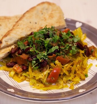 Gestoofde Indiase witte kool met kidneybonencurry