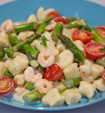 Gnocchi con asparagi verdi e gamberi (Gnocchi met groene asperges en garnalen)