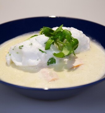 Gevogelte-crèmesoep met waterkerssneeuweieren