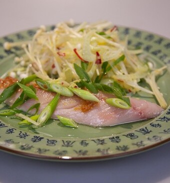 Misomakreel en noedelsalade