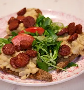 Krokante chorizocrostini  en witte bonencrème