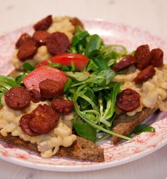 Krokante chorizocrostini  en witte bonencrème