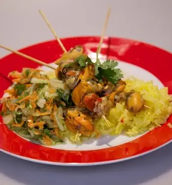 Pittige mosselspiesjes met saffraanrijst
