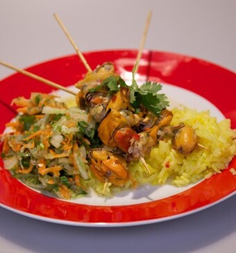 Pittige mosselspiesjes met saffraanrijst