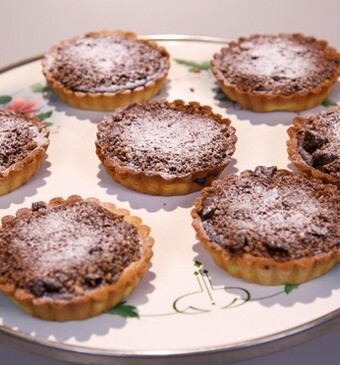 Sandra’s chocoladetaartjes met pecannoten en rozemarijn