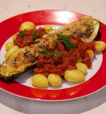 Gevulde courgettes met tomatensaus