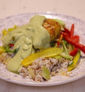 Kerrie-kabeljauw met avocadosaus