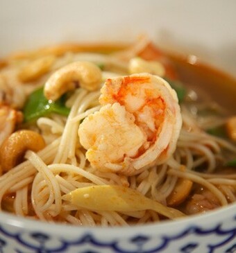 Gamba-bouillon met noedels en wontons