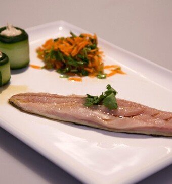 Verse makreel van de plaat en cannelloni van gerookte makreel