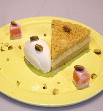 Couscoustaart met rozenwater-kaneelsiroop