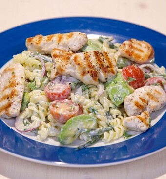 Salade met avocado en gegrilde kipreepjes