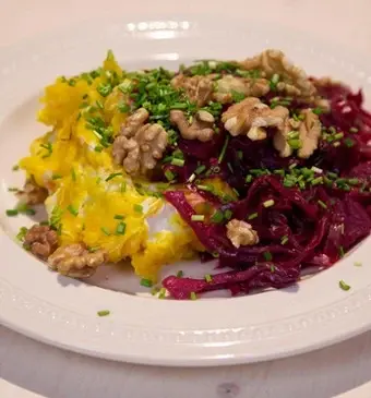 Aardappel-pompoenpuree met geitenkaas en rode kool