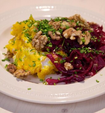 Aardappel-pompoenpuree met geitenkaas en rode kool