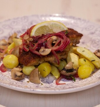 Krokante schnitzel met frisse champignons en uiencompote