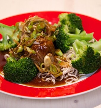 Noedels met balletjes in teriyakisaus