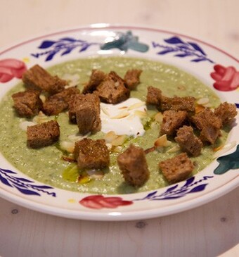 Broccoli-geitenkaassoep met knoflookcroutons