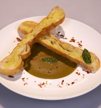 Bissara met knoflooksoldaatjes en korianderpesto