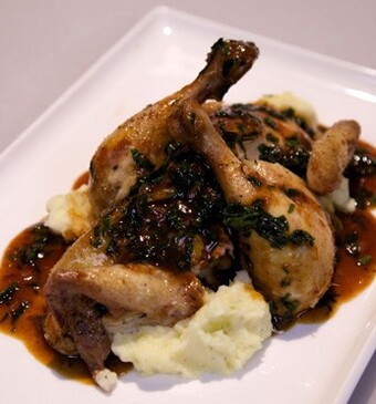 Gebraden piepkuiken met een jus van bladselderij en bleekselderijpuree