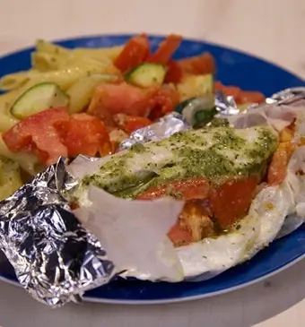 Kippakketjes uit de oven met pasta-pesto