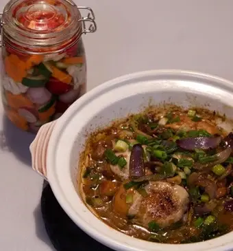 Kip uit de Chinese kleipot met groentepickles