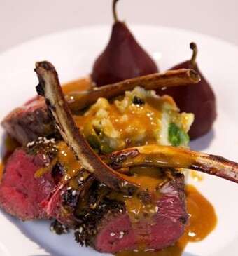 Hertenrack met spruitjespuree en stoofpeertjes