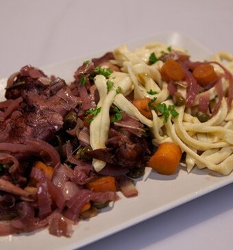 Zoetzure konijn met tagliatelle (coniglio all’agrodolce con tagliatelle)