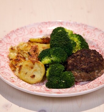 Aardappeltaart met grillburger en broccoli