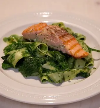 Spinaziepappardelle met gegrilde zalm