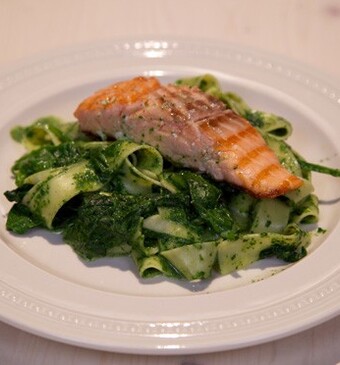 Spinaziepappardelle met gegrilde zalm