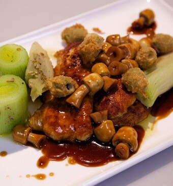 Krokant gebakken tongschar met gestoofde groente en gefrituurde olijven