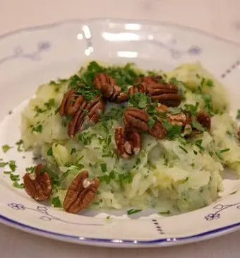 Hete bliksem met witte kool en emmentaler