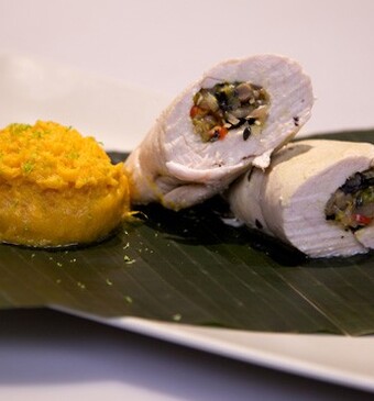 Kalkoenrolletjes in bananenblad met een puree van zoete aardappel en kokos