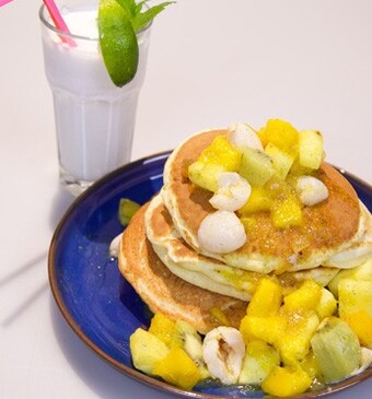 Sweet Asian: Pinda-pancakes, tropische fruitcompote en kokossmoothie
