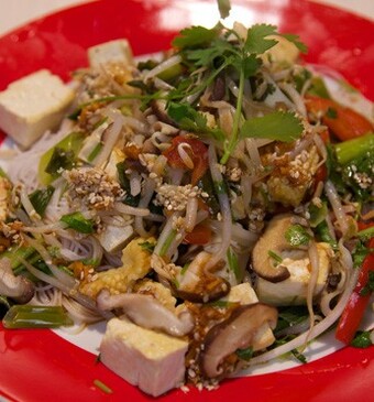 Gewokte tofu en groente met sojasaus